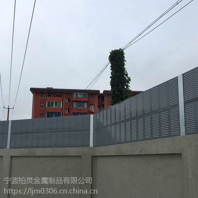 安徽柏靈工廠隔音屏生產廠家 高速公路聲屏障、百葉孔冷卻塔隔音板定制價格解析